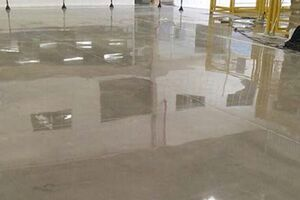Piso tratado por meio de lapidação de concreto