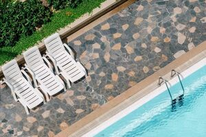 Limpeza e revitalização de pedras ao redor de piscina